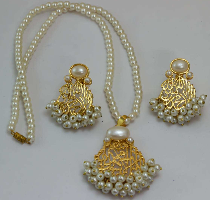 Kalma Pendant & Studs Gajra